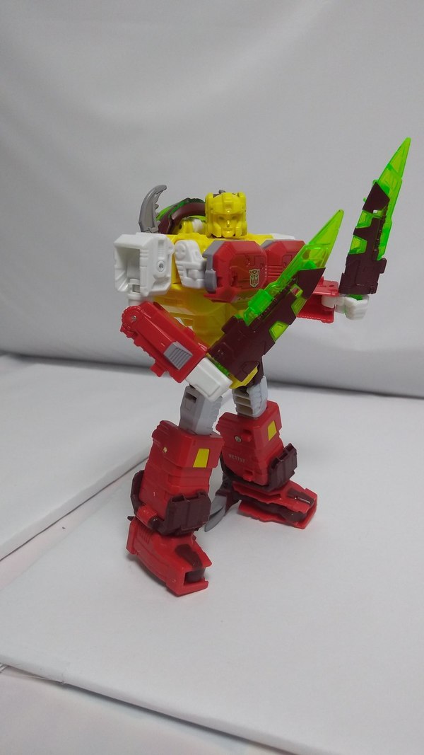 Transformers Generations Special Edition Repugnus In Hand Photos 05 (5 of 8)